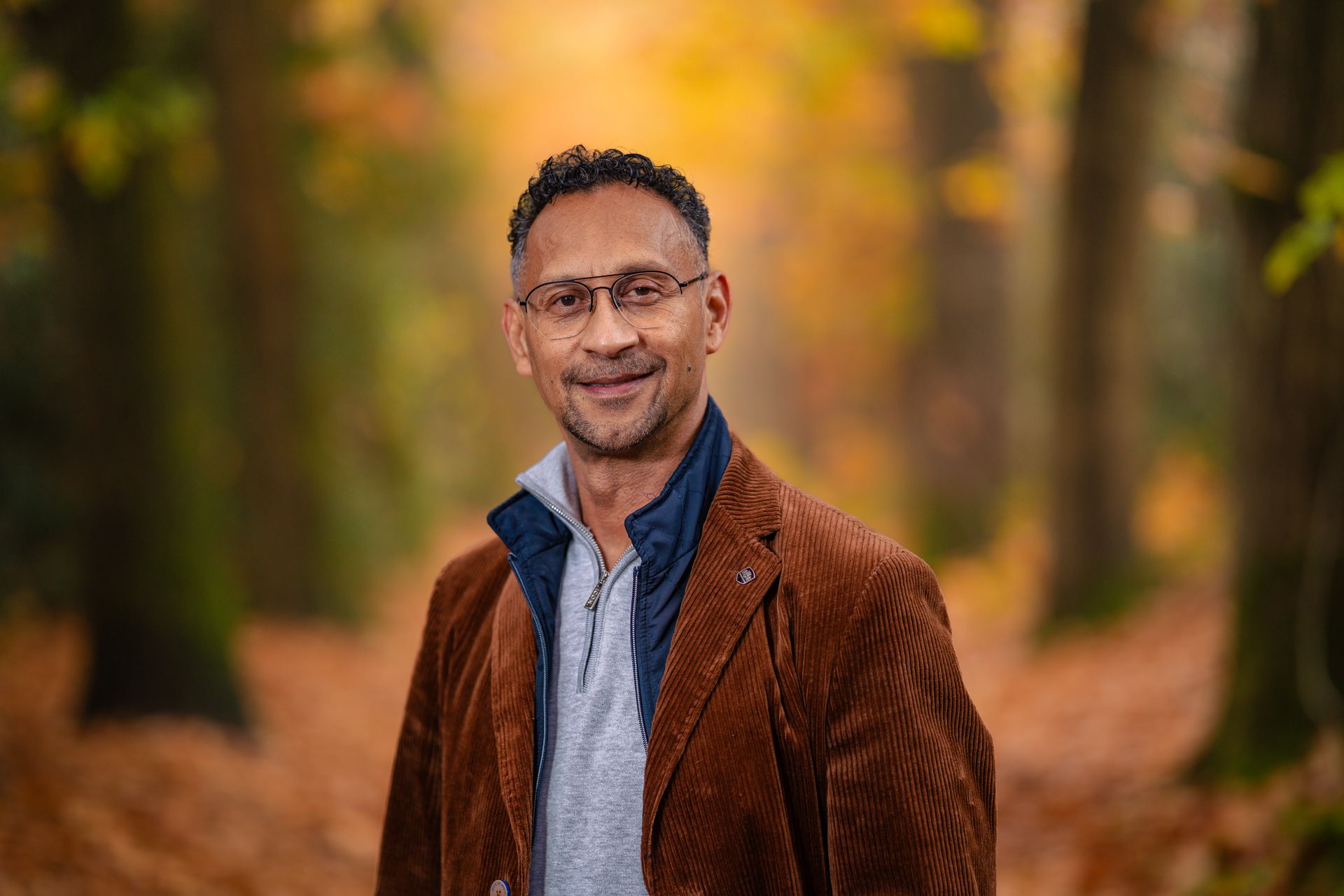 Portret van Reza de Groot in het herfstbos