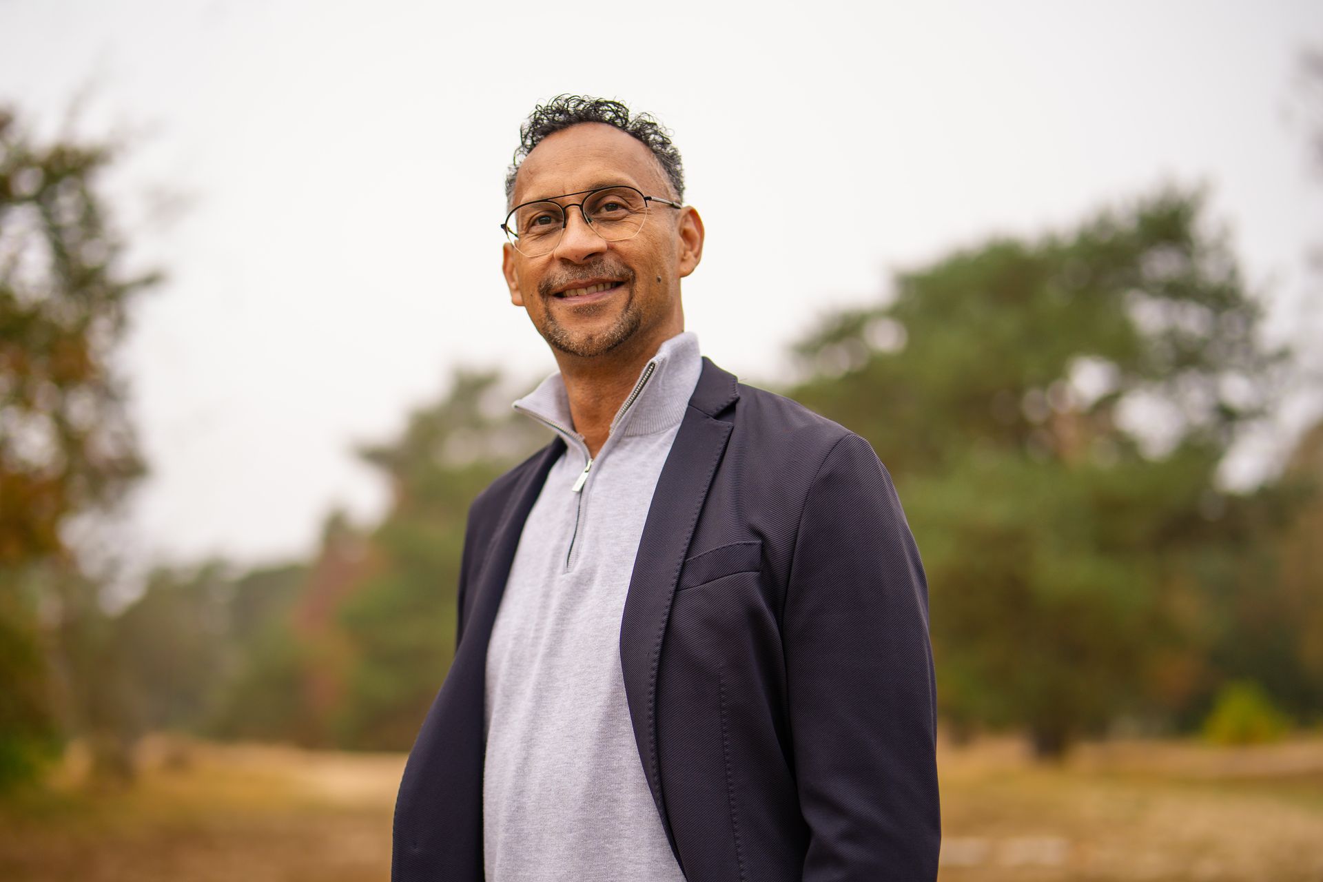 Portret van Reza de Groot buiten op Nimmerdor